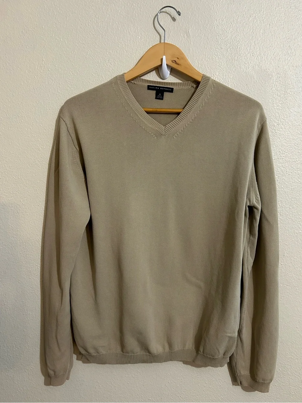 Banana Republic Men's V-Neck Sweater Size Medium Beige